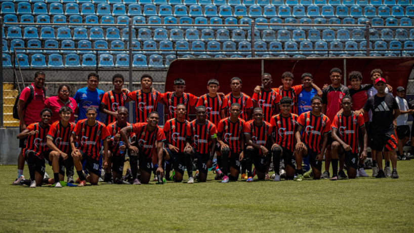Jugadores de Sporting San Miguelito sub 16 luego de su clasificacion a la semifinal del torneo infanto juvenil